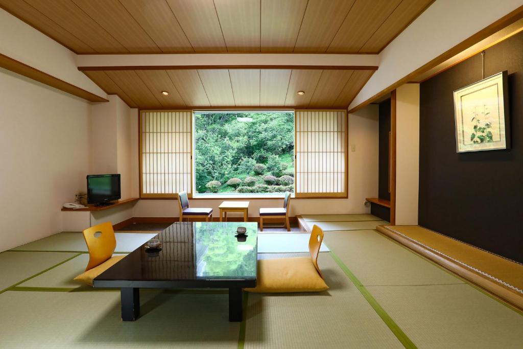 Higashiyama Grand Hotel Tatami Room Garden View