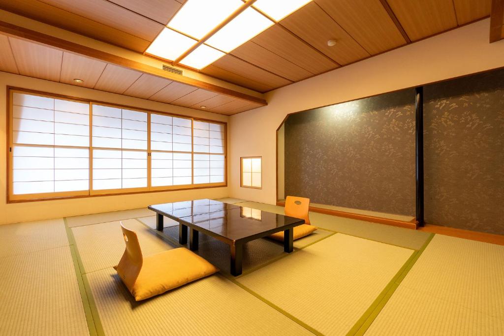Higashiyama Grand Hotel Tatami Room Table Cushions
