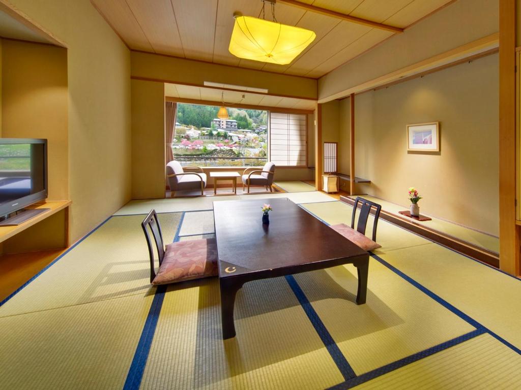Hirugami Grand Hotel Tenshin Tatami Room Table Chairs