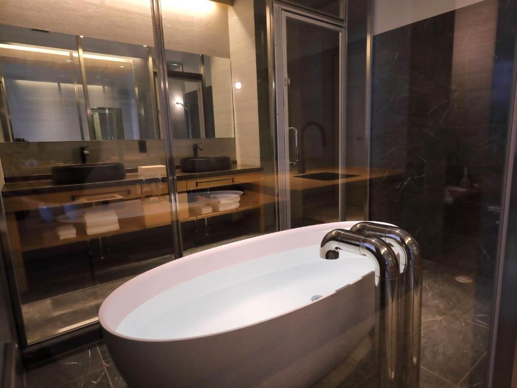 Hitoyoshi Onsen Nabeya Modern Bathroom