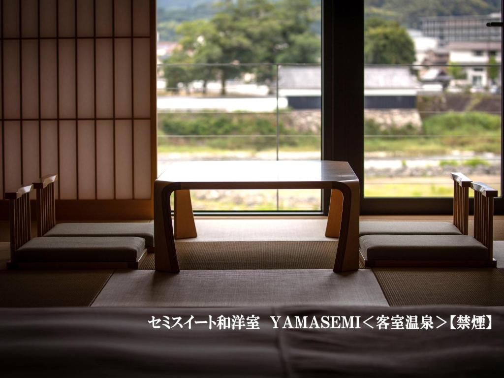 Hitoyoshionsennabeya Tatami Room Table Window View