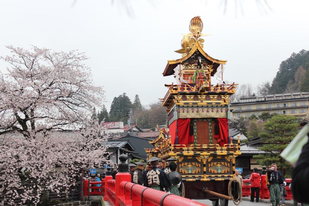 Honjin Hiranoya Bekkan Ryokan Festival Float Cherry Blossoms