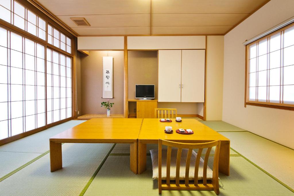 Honjin Hiranoya Bekkan Ryokan Tatami Room Tea Set