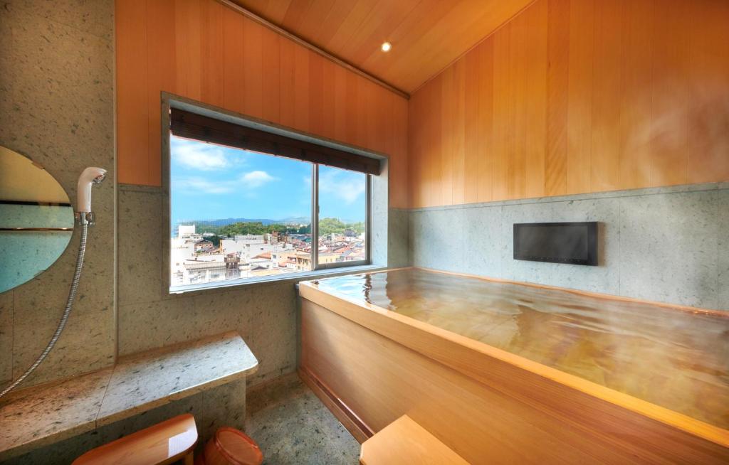 Honjin Hiranoya Kachoan Onsen Bathroom