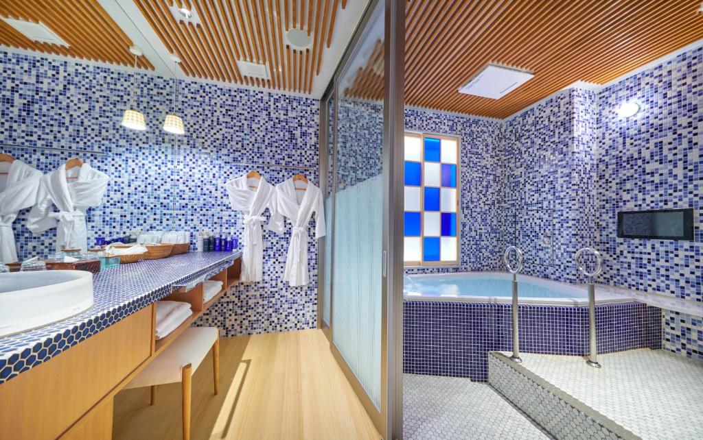 Honjin Hiranoya Kachoan Onsen Bathroom