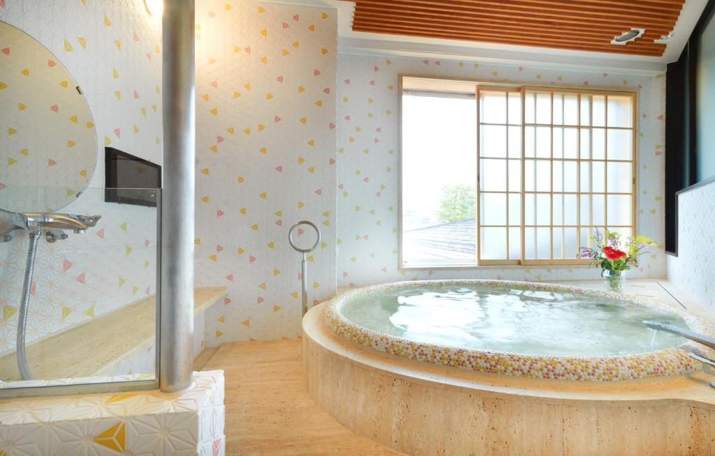 Honjin Hiranoya Kachoan Onsen Bathroom