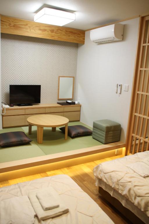 Hotel Hanakomichi Tatami Room Table Bed