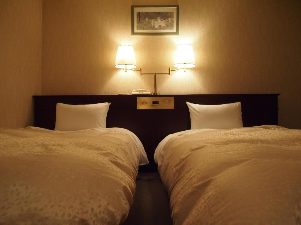 Hotel Hanakomichi Twin Bed Lamp