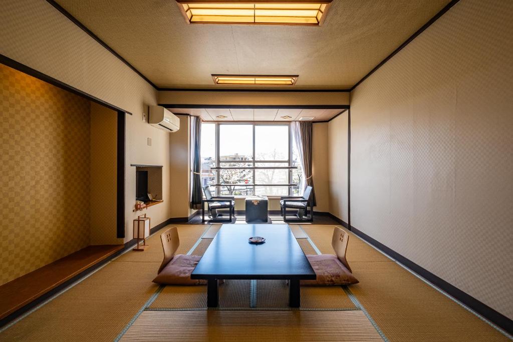 Hotel Hatta Tatami Room Table Window