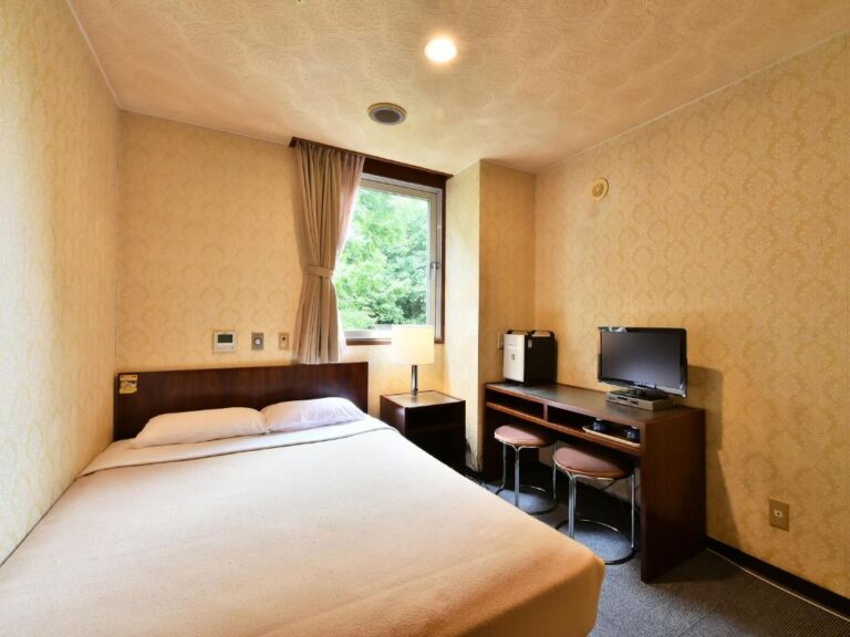 Hotel Kangetsuso Bedroom Window Desk