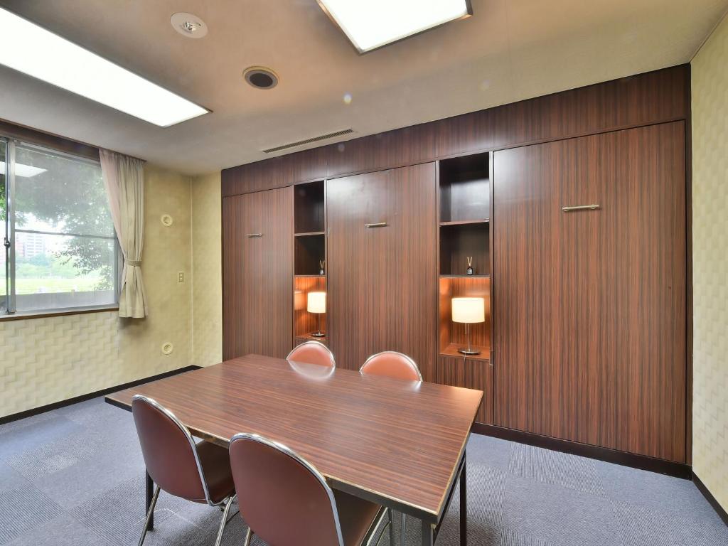 Hotel Kangetsuso Wood Panel Room