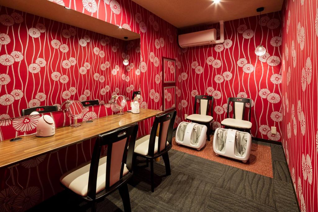 Hotel Katsuragi Red Wallpaper Room