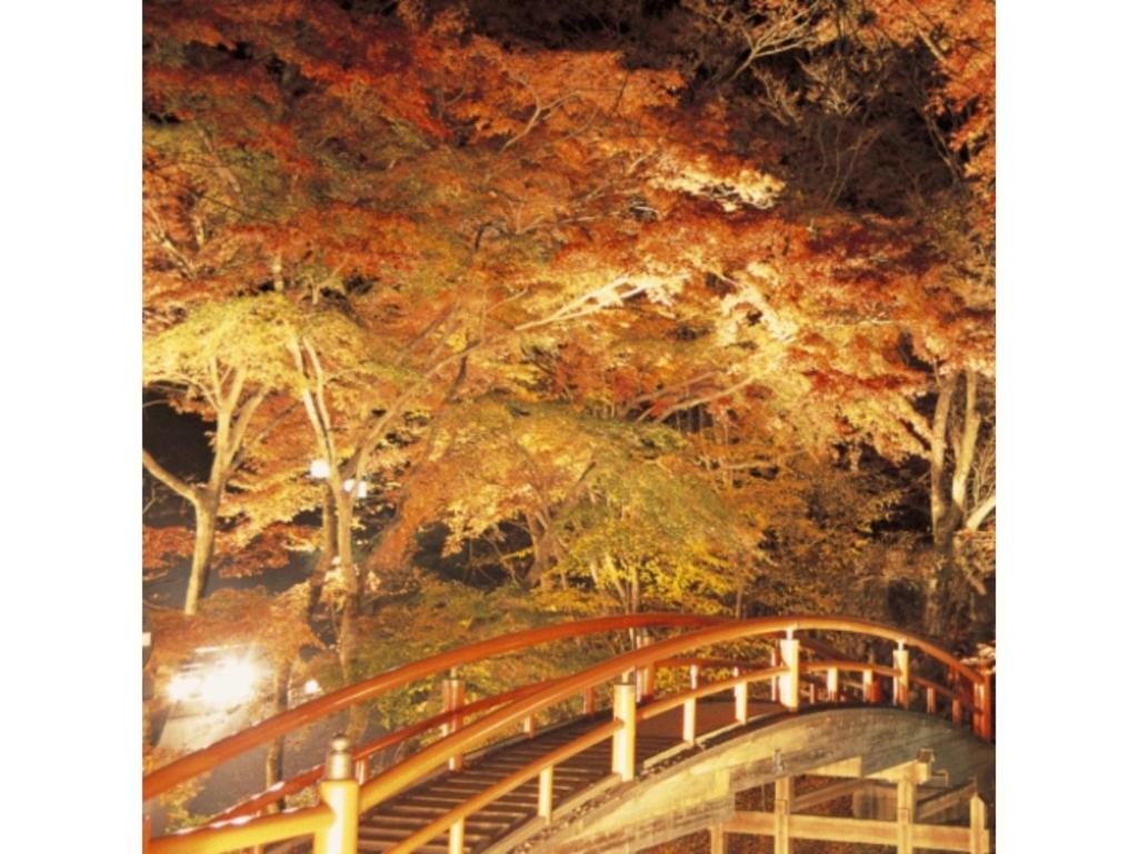 Hotel Kimura Bridge Autumn Leaves