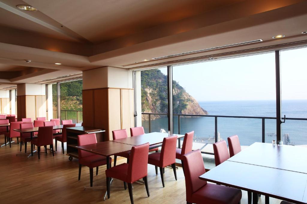 Hotel Kinparo Dining Area Ocean View