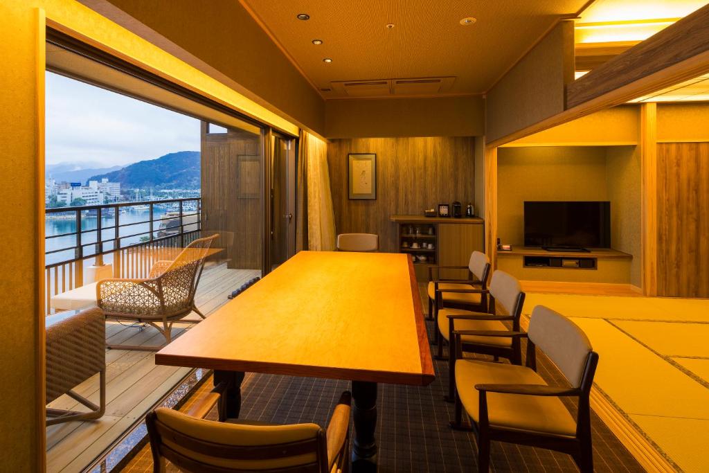 Hotel New Awaji Dining Room Balcony