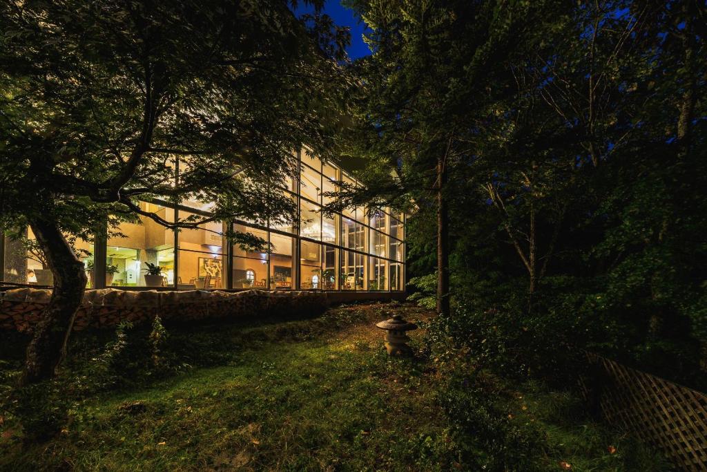 Hotel Oak Hill Exterior Night View