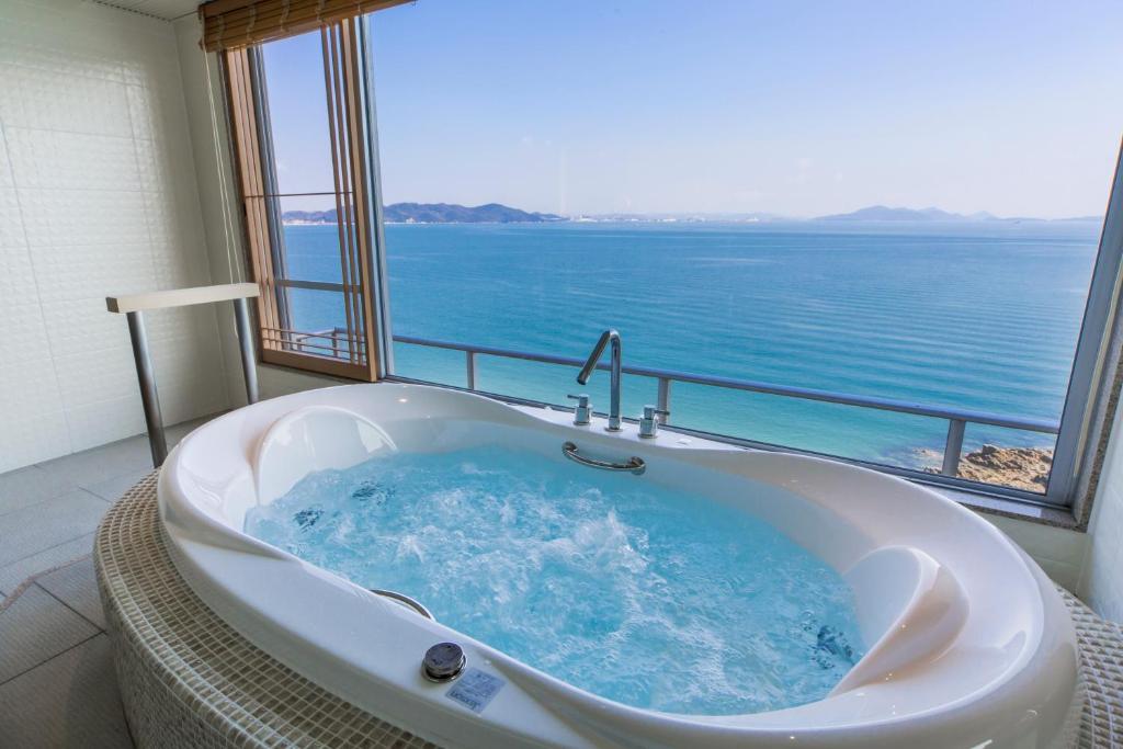 Hotel Ofutei Ocean View Bathtub