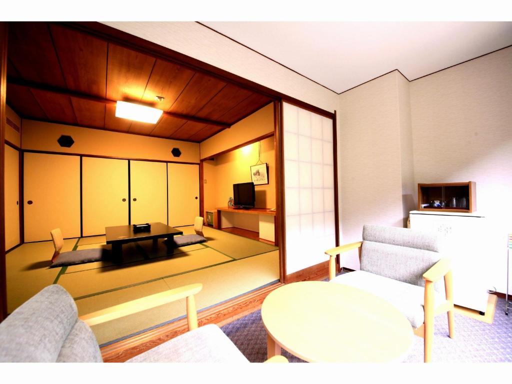 Hotel Okuyumoto Tatami Room And Sitting Area