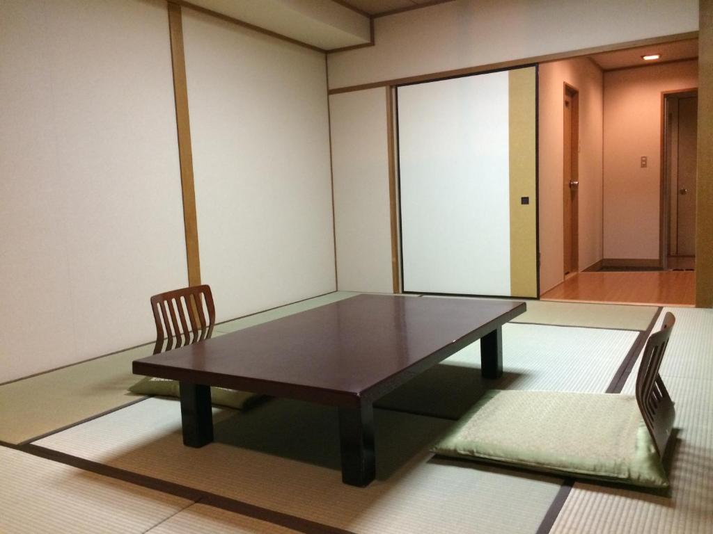 Hotel Park Tatami Room Table