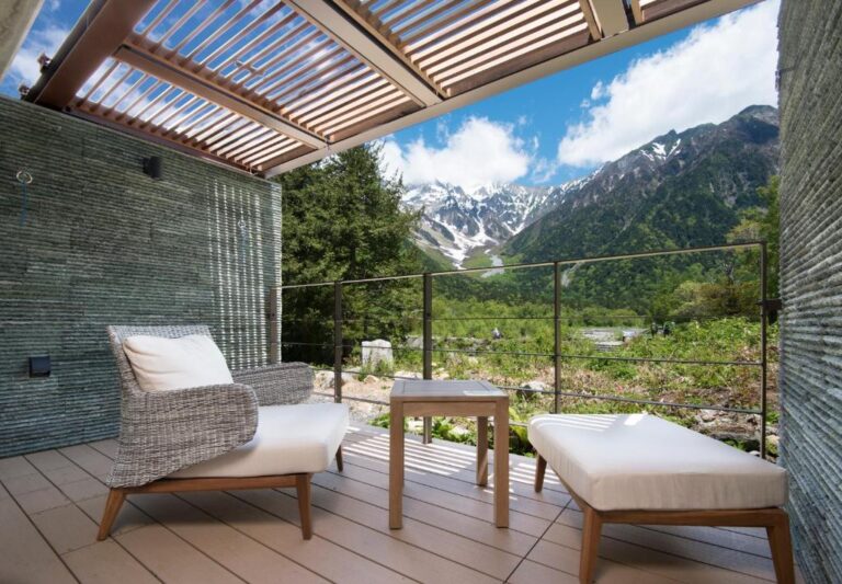 Hotel Shirakabaso Kamikochi Balcony Mountain View