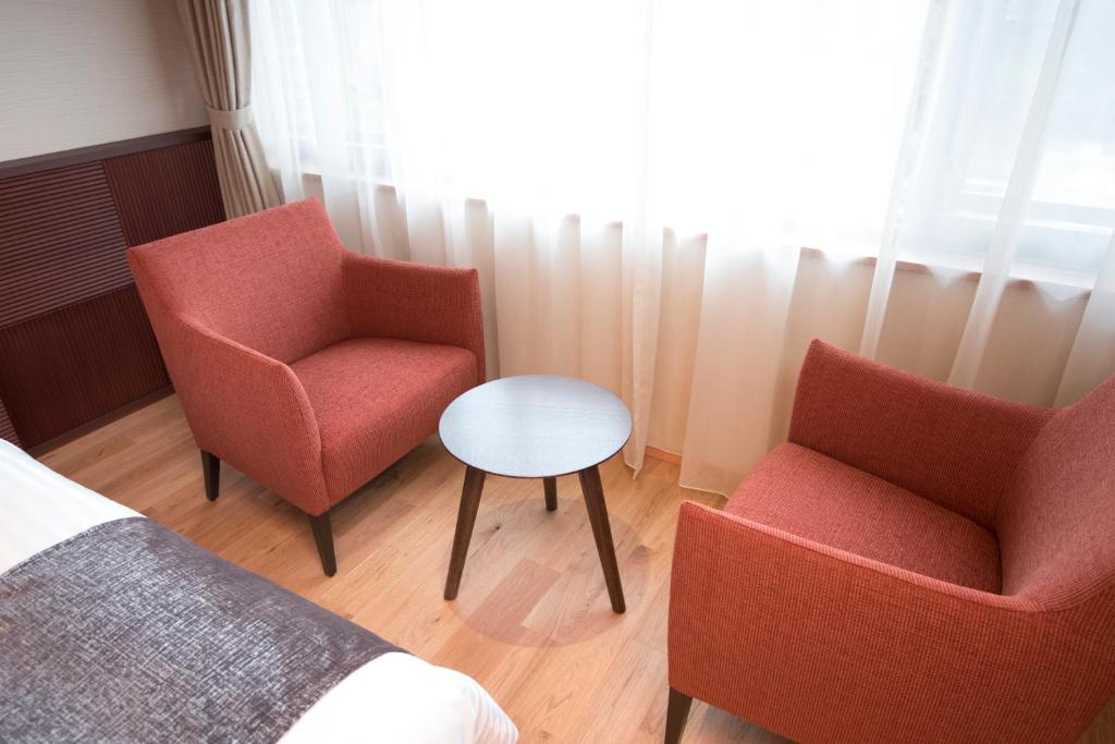 Hotel Shirakabaso Kamikochi Red Chairs Table