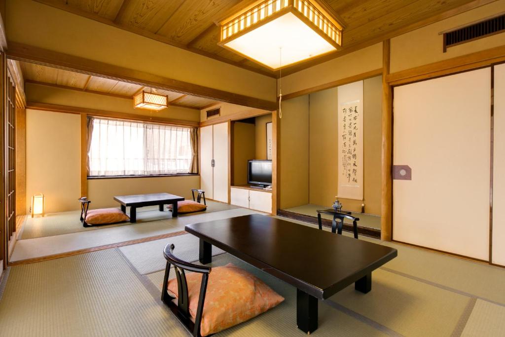 Hotel Shiroyama Onsen Tatami Room Tea Table