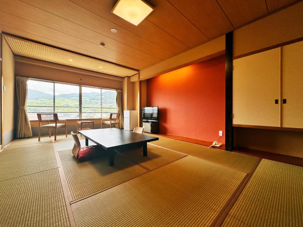 Hotel Uzuraya Tatami Room Mountain View