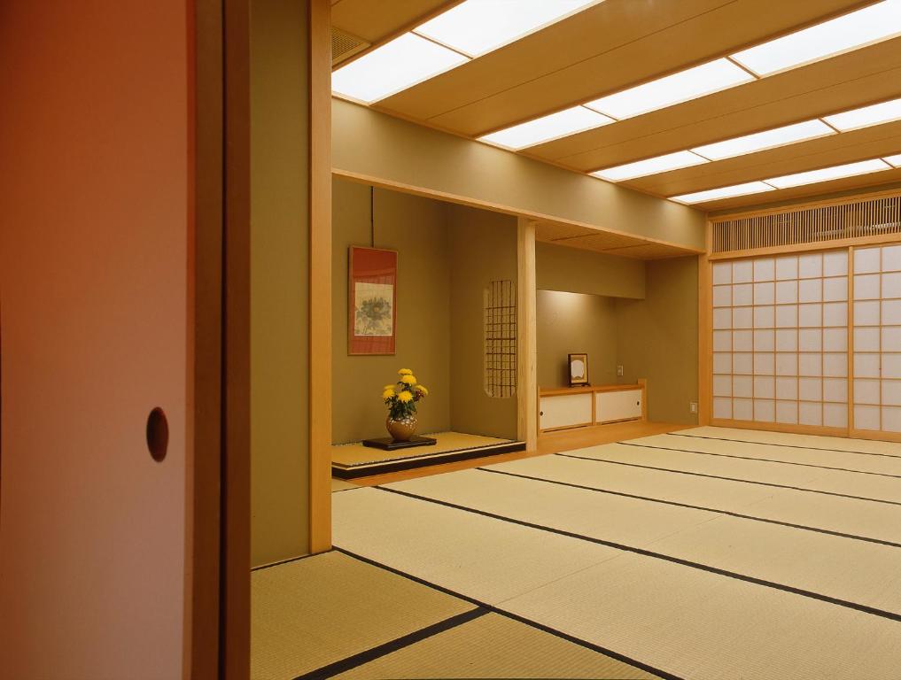 Hotel Yamadaya Tatami Room Flower Arrangement