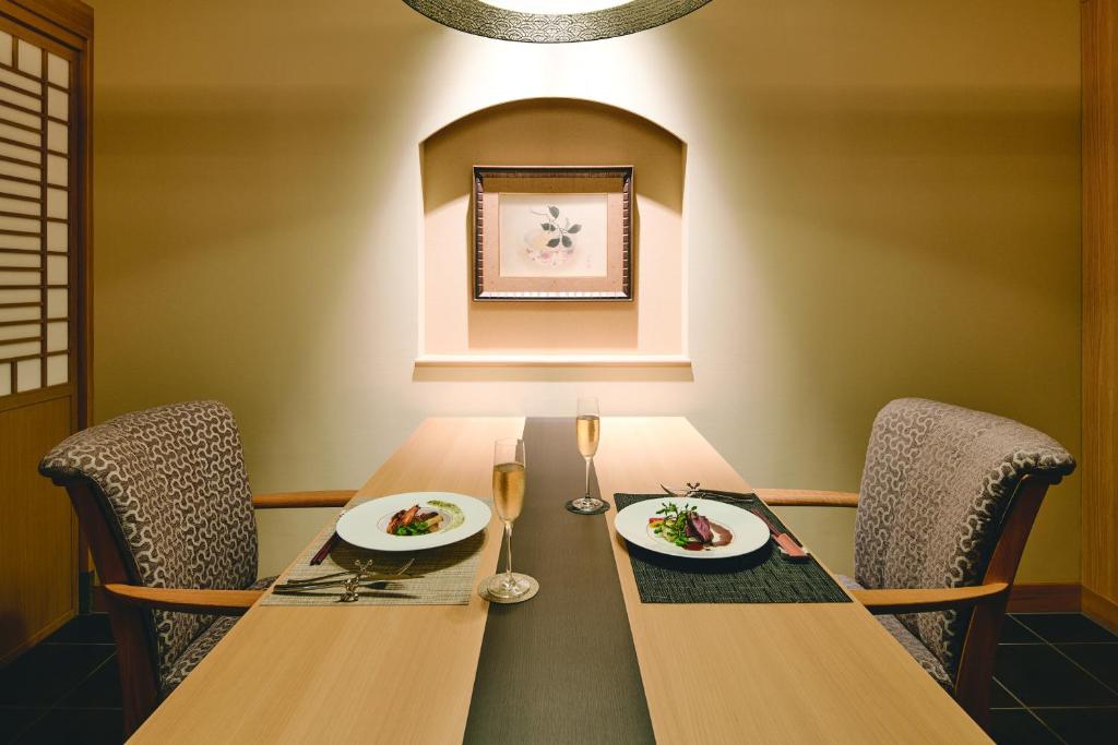 Hotelkowakuenharuka Dining Table
