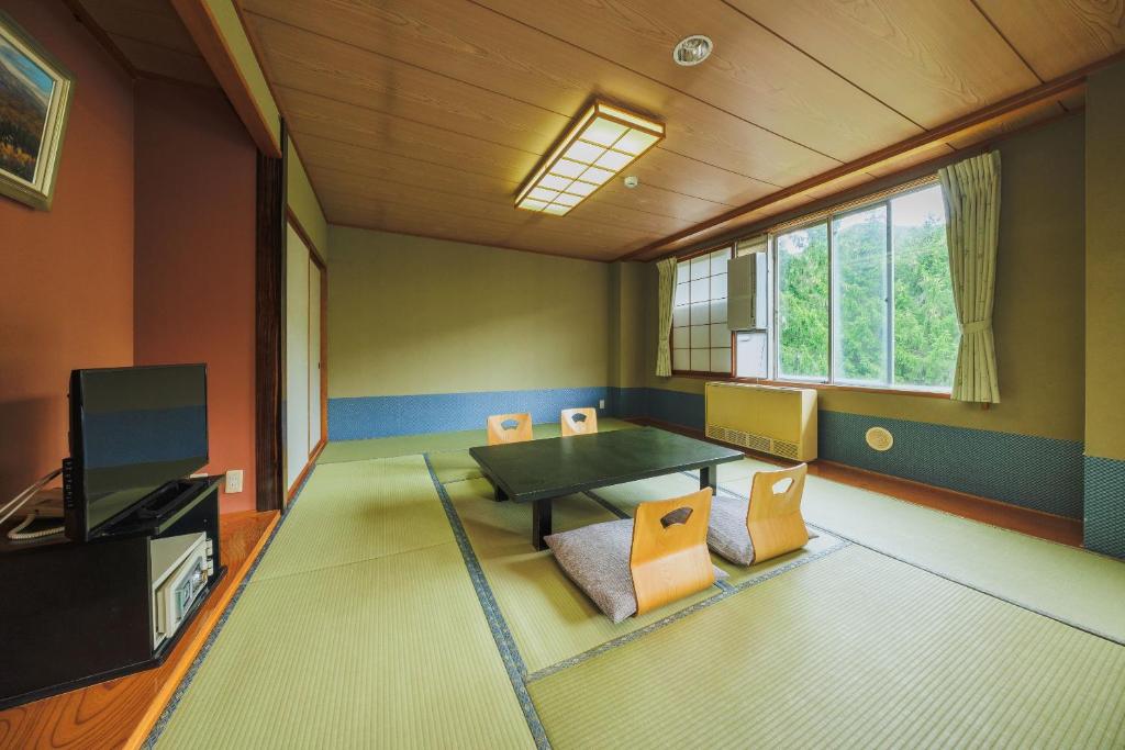 Hoteloakhill Tatami Room Table Chairs