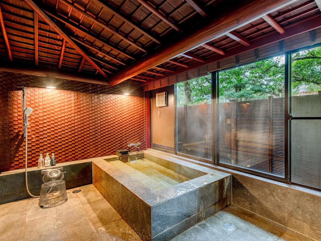 Houshi Ryokan Onsen Bathroom