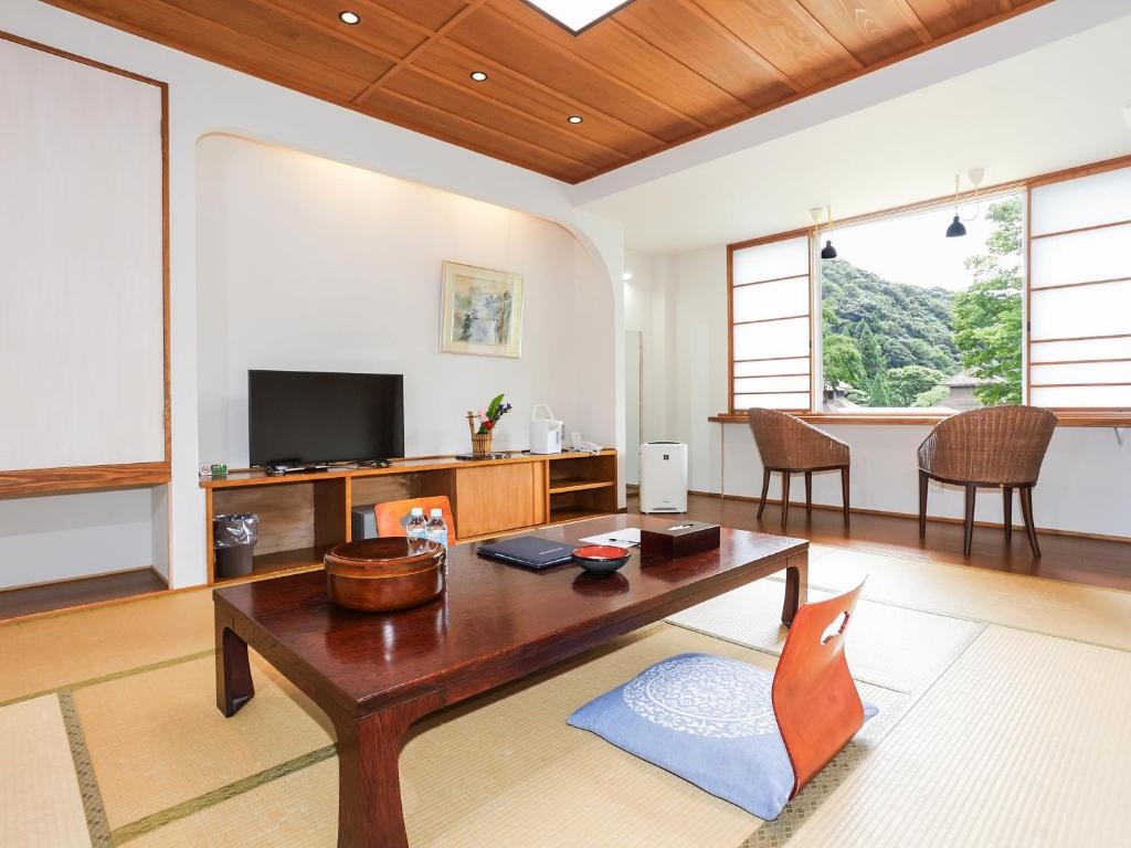 Ichinomata Onsen Grand Hotel Tatami Room Tea Table