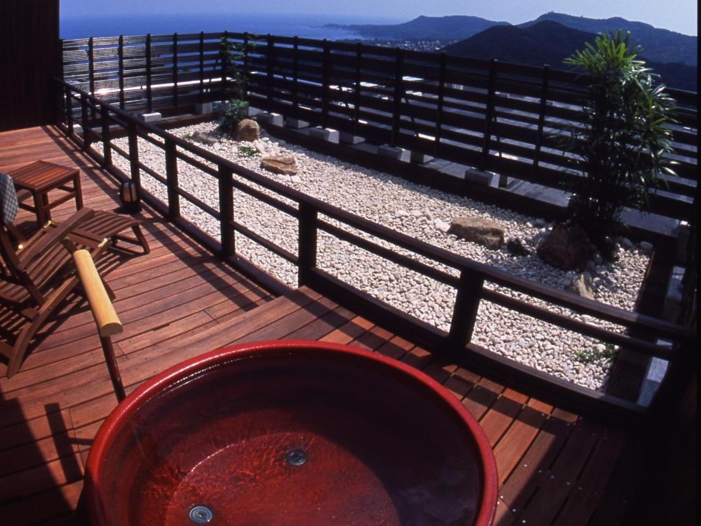 Ijika Daiichi Hotel Kagura Outdoor Deck And Tub