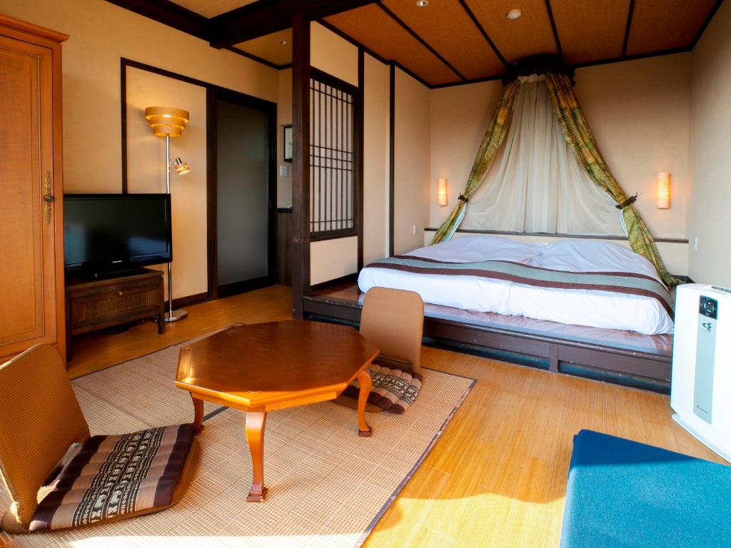 Ijika Daiichi Hotel Kagura Room Tatami Table Bed