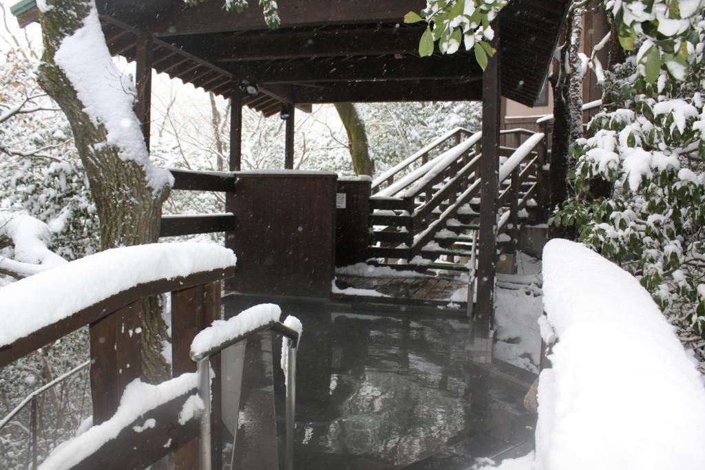 Irodori Koyo Snowy Wooden Path