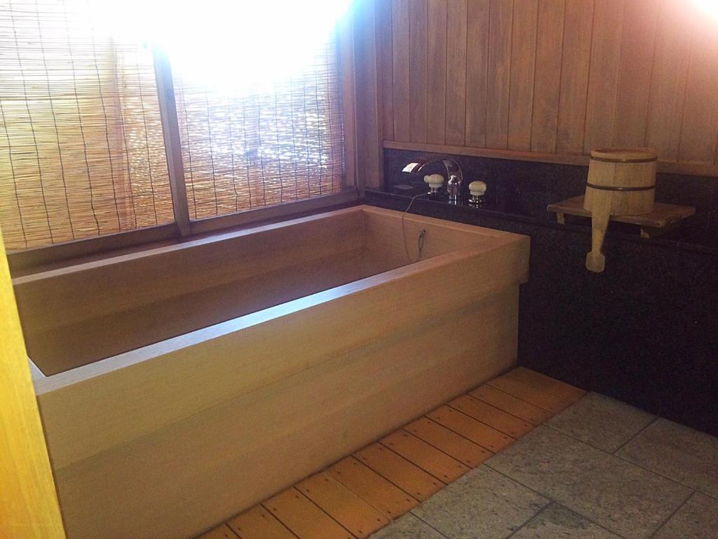 Isetodayaroyan Wooden Bath