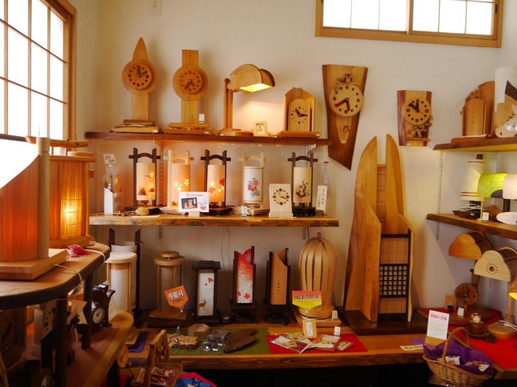Itaniyaspa Wooden Clocks And Lamps