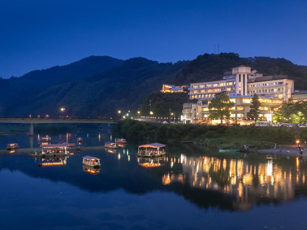 Iwakuni Kokusai Kanko Hotel River Boats Night
