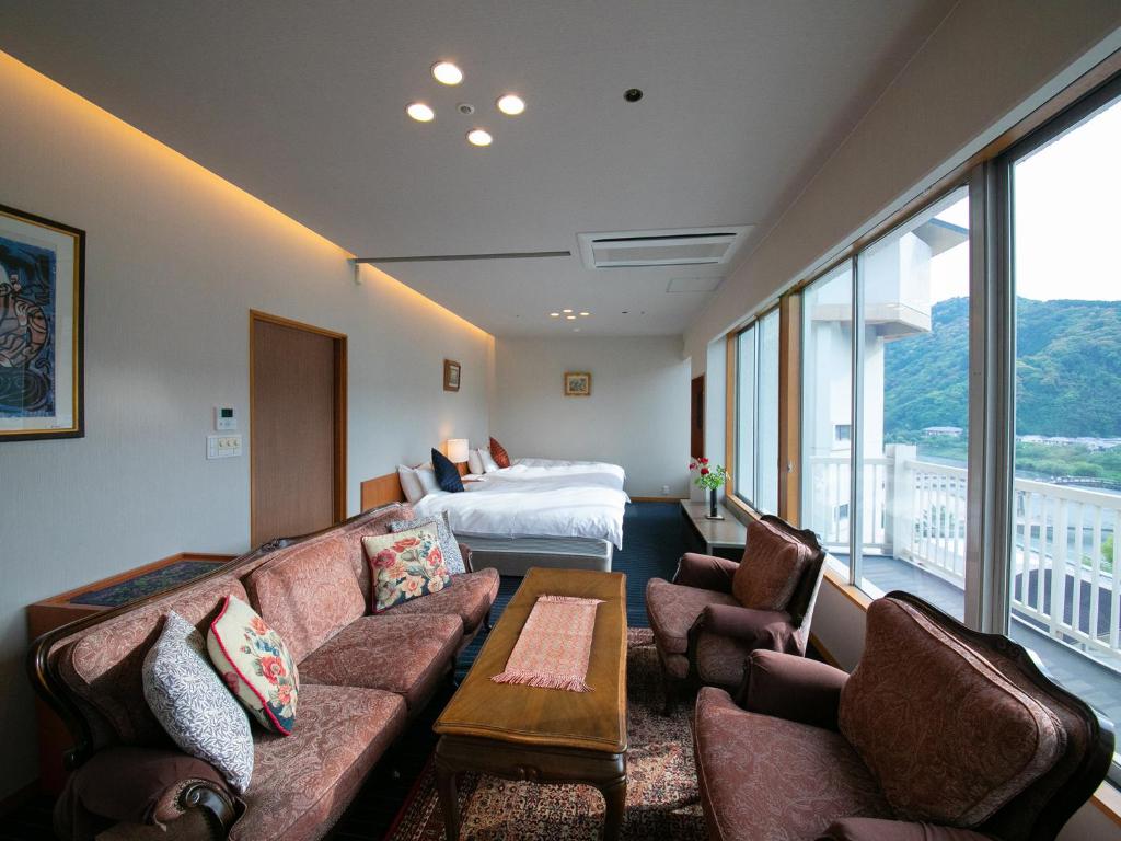 Iwakuni Kokusai Kanko Hotel Room With Beds And Seating