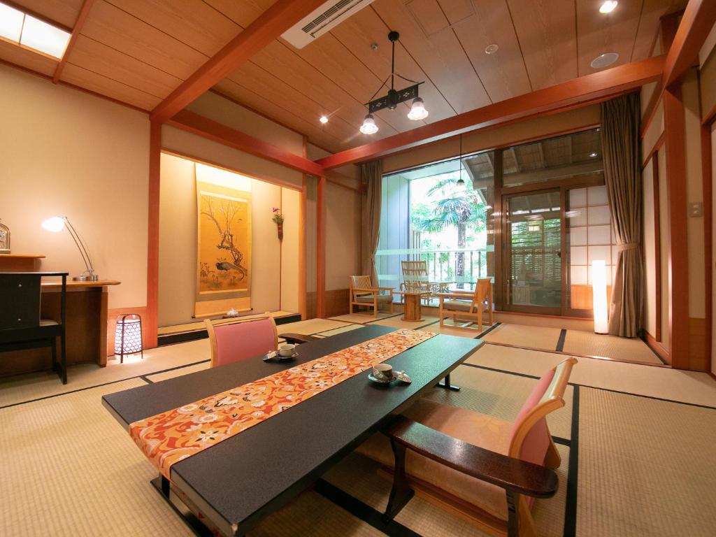 Iwakuni Kokusai Kanko Hotel Tatami Room With Low Table And Chairs