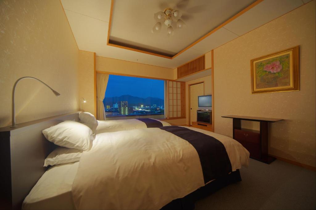 Jyoseikan Twin Bed Room Night View