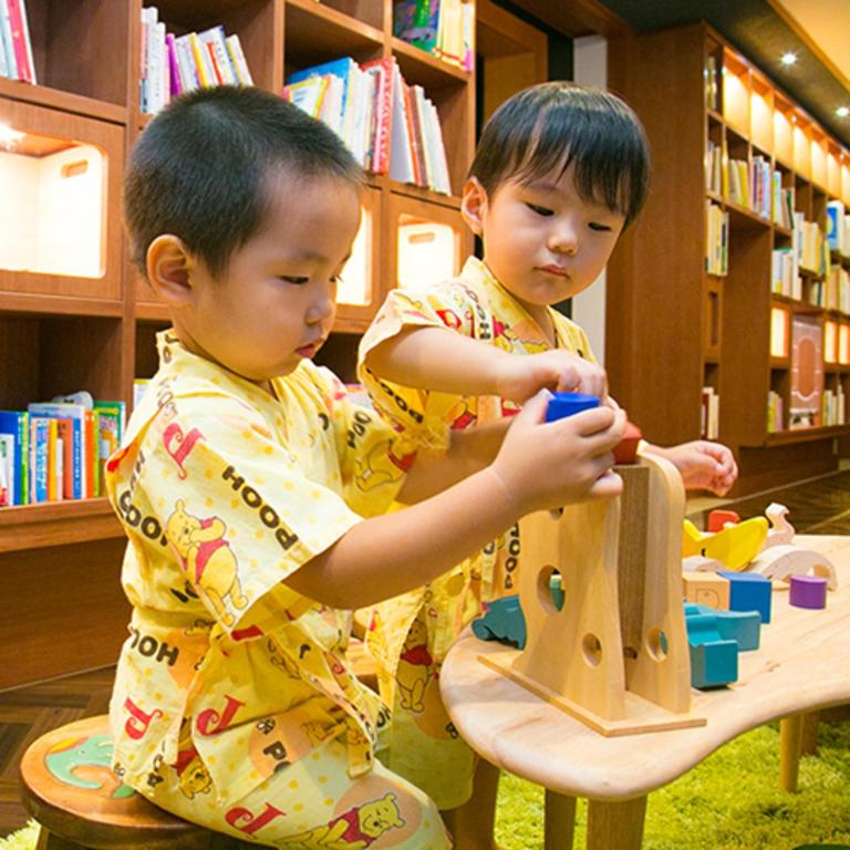 Kaga No Yado Hoshotei Kids Playing