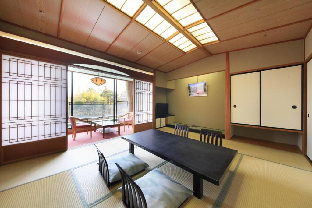 Kagaribi No Yu Ryokusuitei Tatami Room With Table And Balcony View