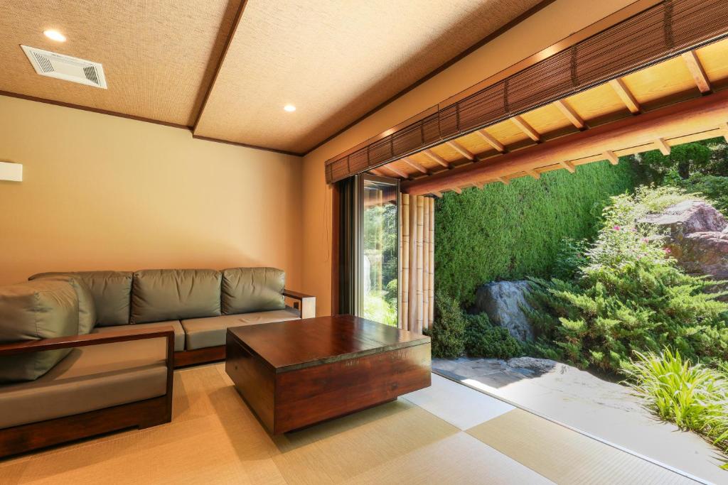 Kagetsu Ryokan Lounge Garden View