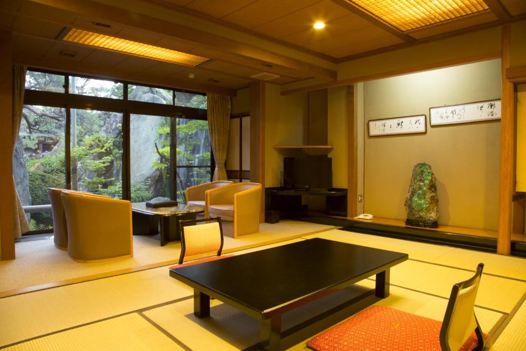 Kagetsu Ryokan Tatami Room Garden View