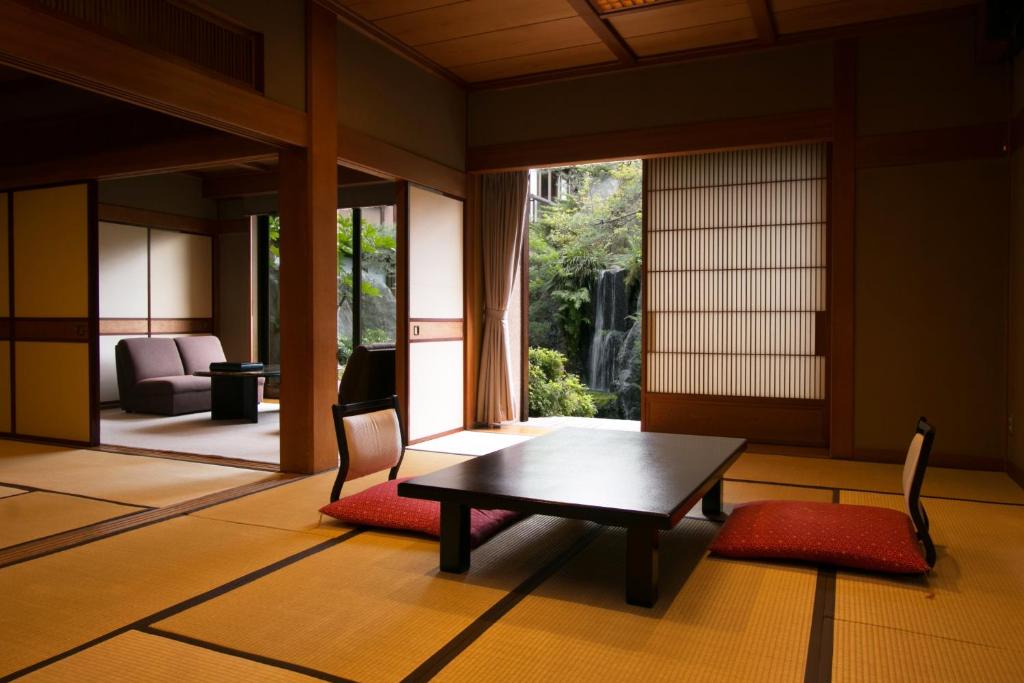 Kagetsu Tatami Room Garden View