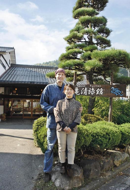 Kamesei Ryokan Exterior Couple