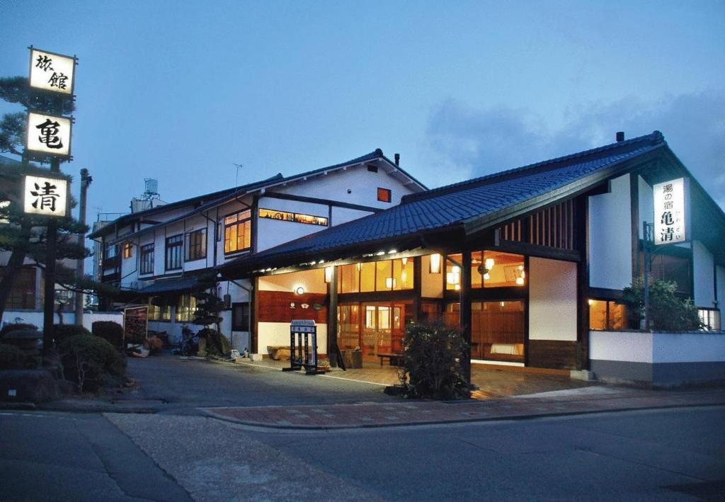 Kamesei Ryokan Exterior Evening