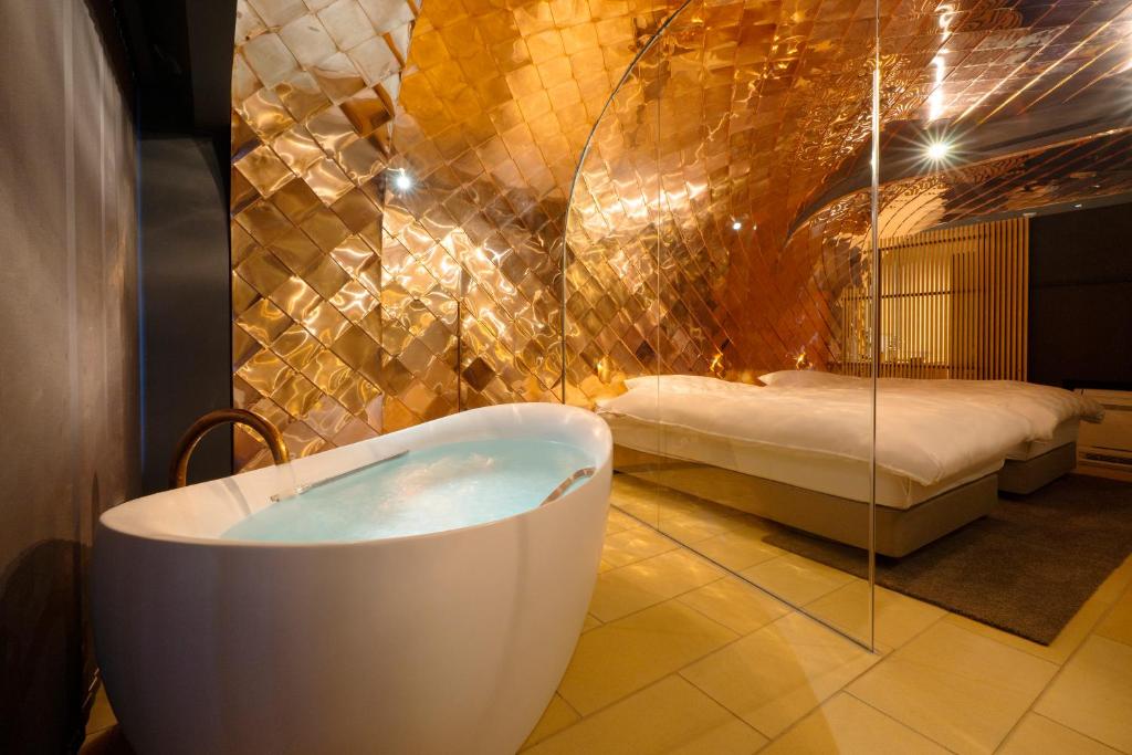 Kameya Gold Room Bathtub