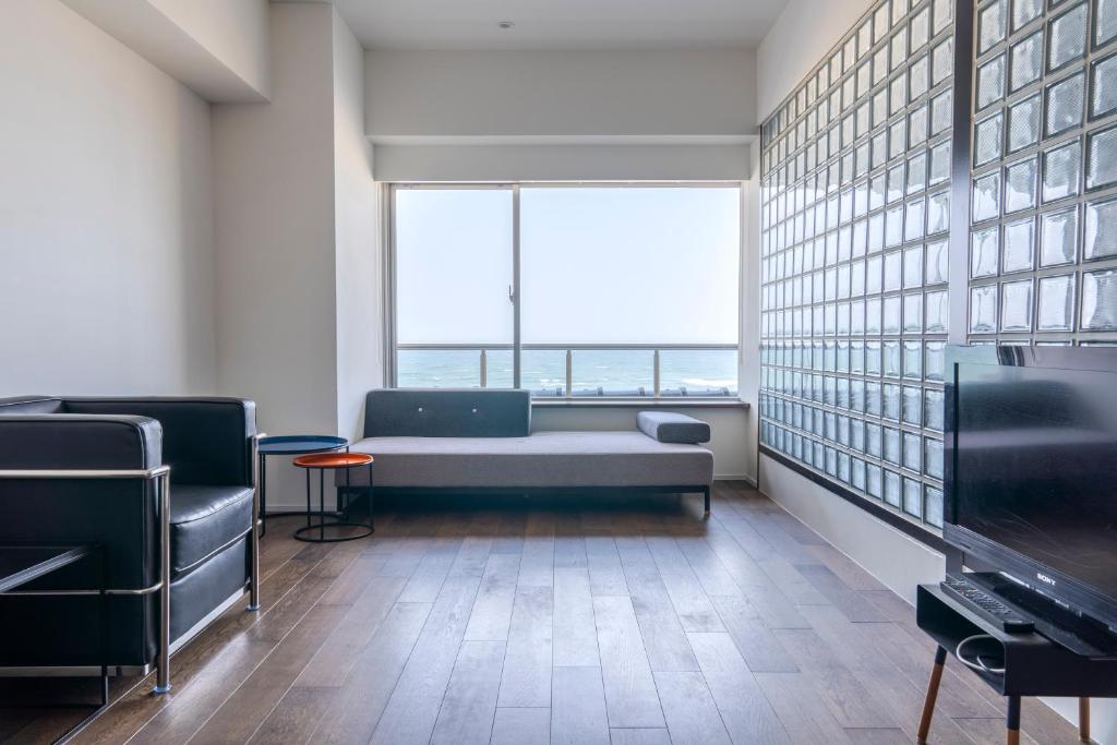 Kameya Modern Living Room Sea View